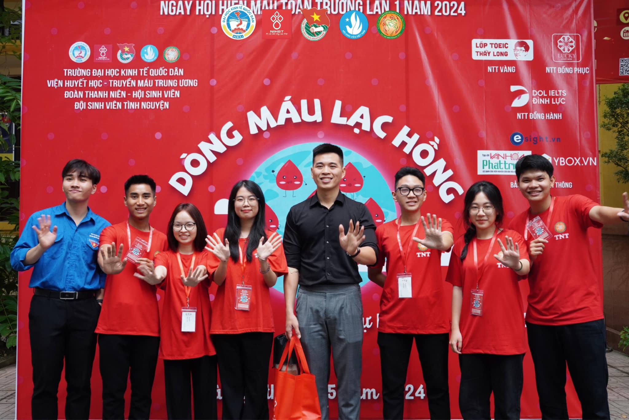 Hình ảnh hoạt động của CLB Đội Sinh viên Tình nguyện Trường Đại học Kinh tế Quốc dân với URL: https://edus3.leaderbook.com/prod/upload/img/66c8403c642c780051425623-21.jpg