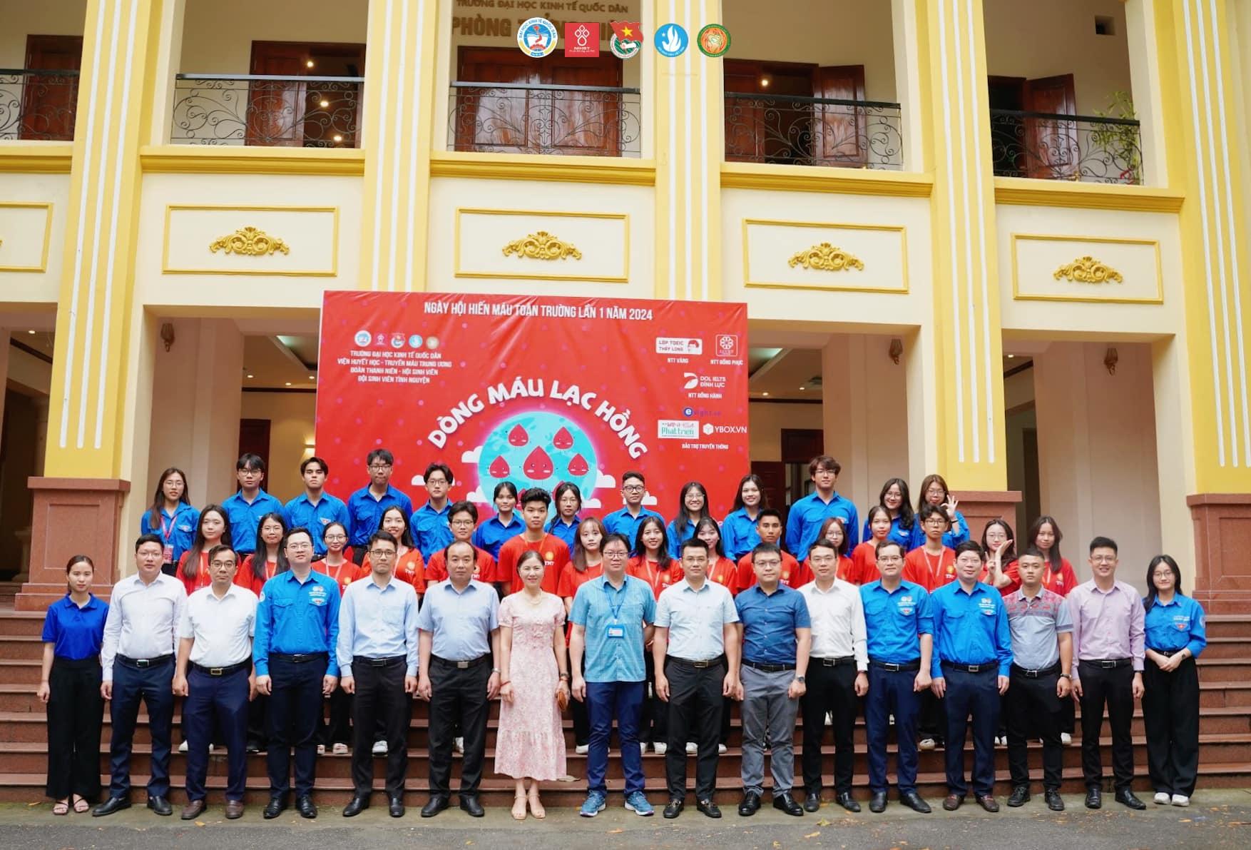 Hình ảnh hoạt động của CLB Đội Sinh viên Tình nguyện Trường Đại học Kinh tế Quốc dân với URL: https://edus3.leaderbook.com/prod/upload/img/66c8403c642c780051425623-21.jpg