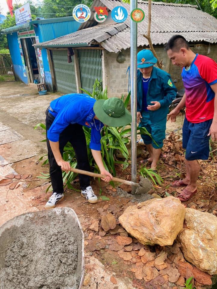 Hình ảnh hoạt động của CLB Đội Sinh viên Tình nguyện Trường Đại học Kinh tế Quốc dân với URL: https://edus3.leaderbook.com/prod/upload/img/66c8403c642c780051425623-21.jpg