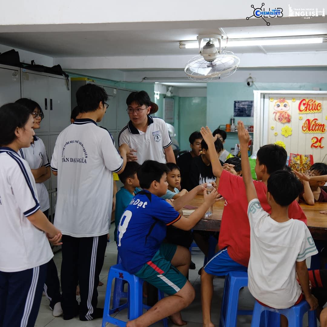 Hình ảnh hoạt động của CLB CLB Hoá học THPT chuyên Trần Đại Nghĩa với URL: https://edus3.leaderbook.com/prod/upload/img/6825f8a91f019c0053c1f397-áº£nh 4.jpg