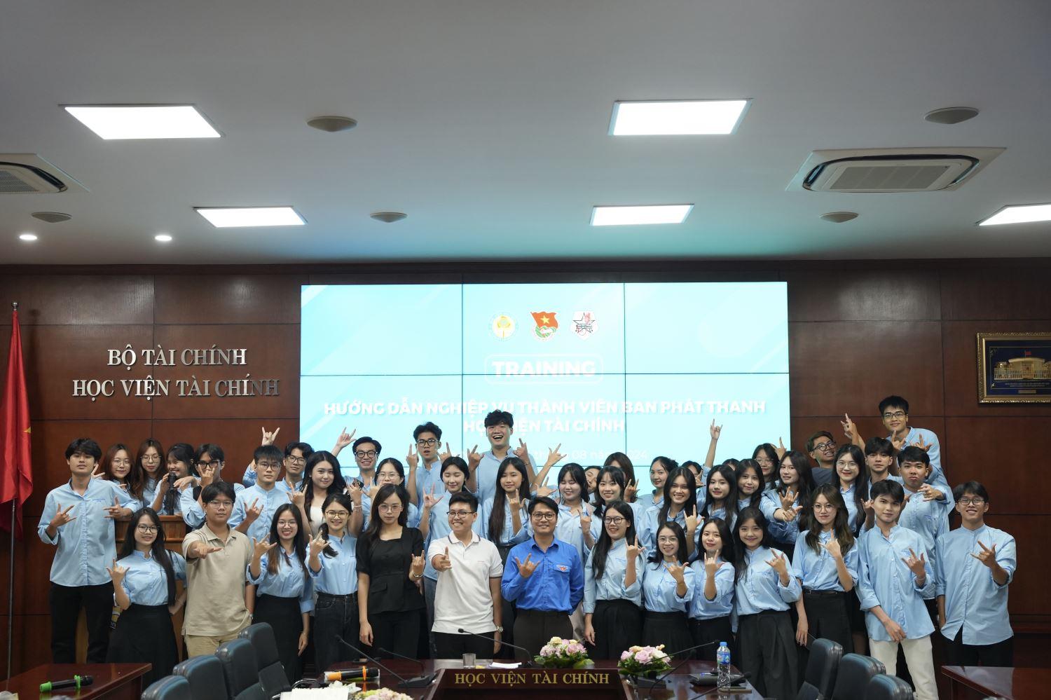 Hình ảnh hoạt động của CLB Ban phát thanh Học viện Tài chính với URL: https://edus3.leaderbook.com/prod/upload/img/69da395e3d2e1a0054197b17-áº£nh 13.jpeg