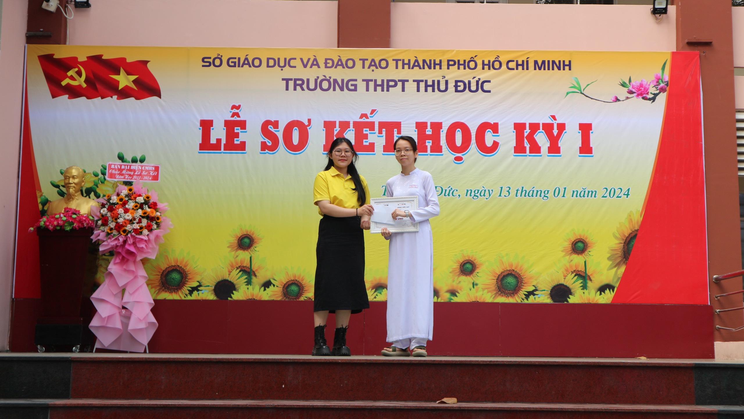 Hình ảnh hoạt động của CLB CLB THẮP SÁNG ƯỚC MƠ UEL với URL: https://edus3.leaderbook.com/prod/upload/img/662b7a02b00f2f0052869d90-z5070910808908_f78e5a3003db65408717bf37a662a859.jpg