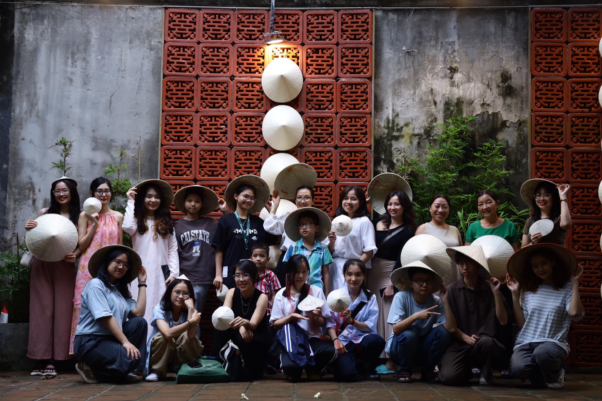 Hình ảnh của "Làng Trên Phố" mùa 1