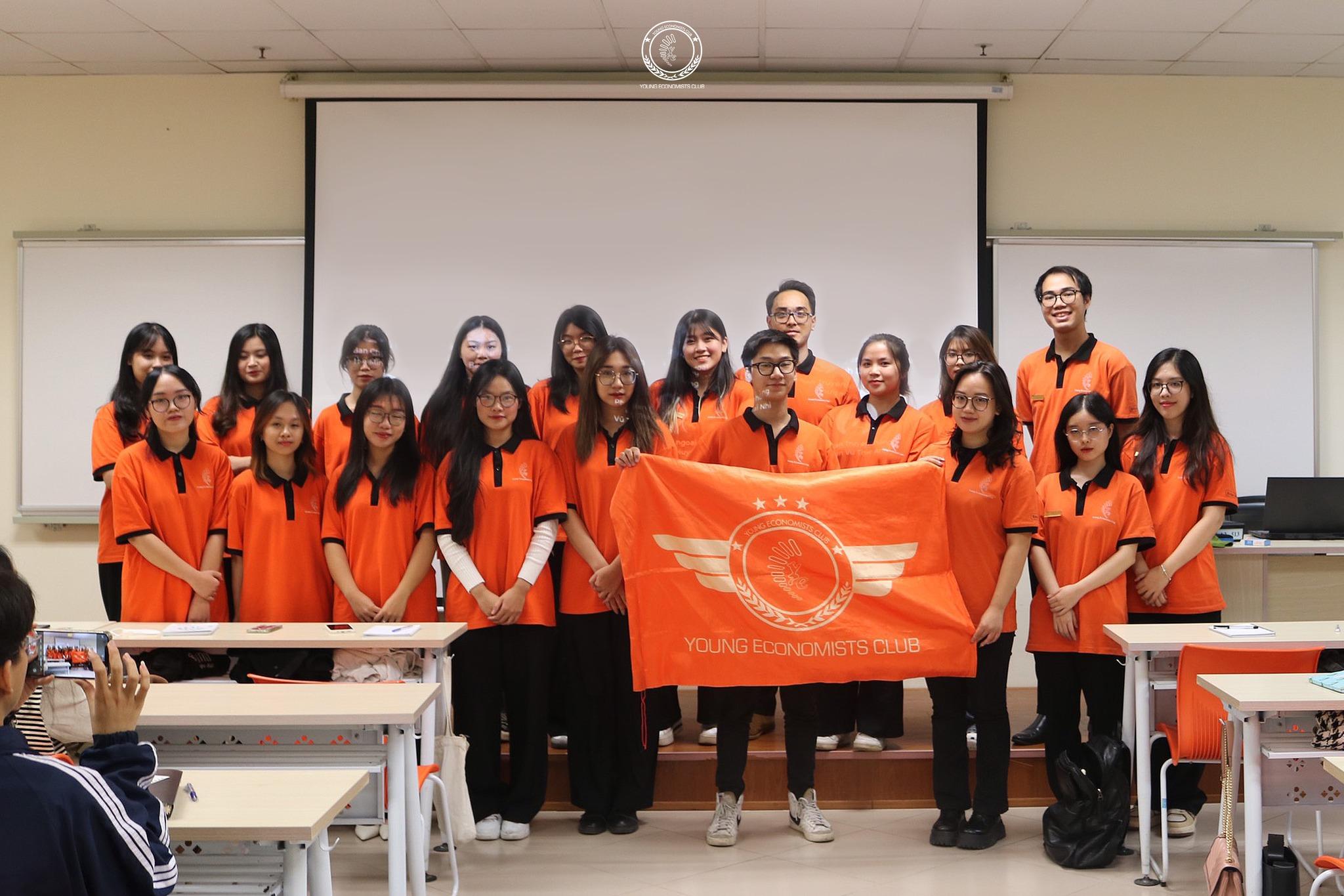 Hình ảnh hoạt động của CLB CLB Nhà Kinh Tế Trẻ - Đại học Kinh tế Quốc dân (YEC-NEU) với URL: https://edus3.leaderbook.com/prod/upload/img/66a59f9ec6a4c60052bb63f6-385890673_704076495082881_7628905635125384859_n.jpg