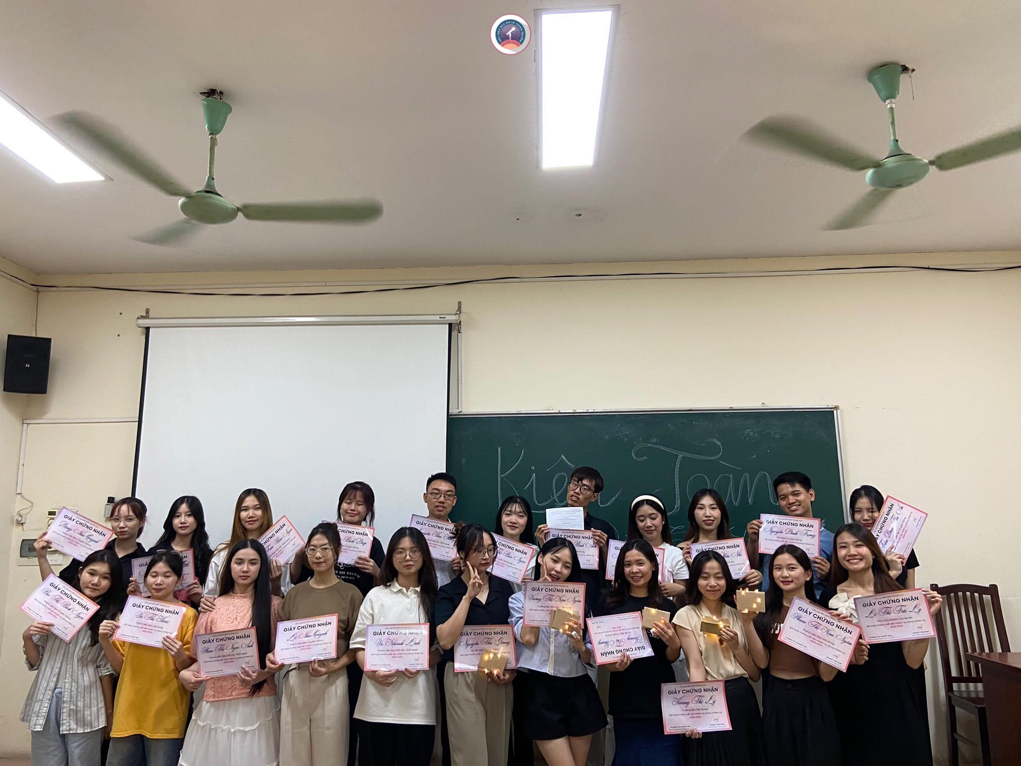 Hình ảnh hoạt động của CLB CLB DIỄN THUYẾT AJC với URL: https://edus3.leaderbook.com/prod/upload/img/66cca06585307a005209d8fa-448678152_982849597174860_4447954429854026796_n.jpg