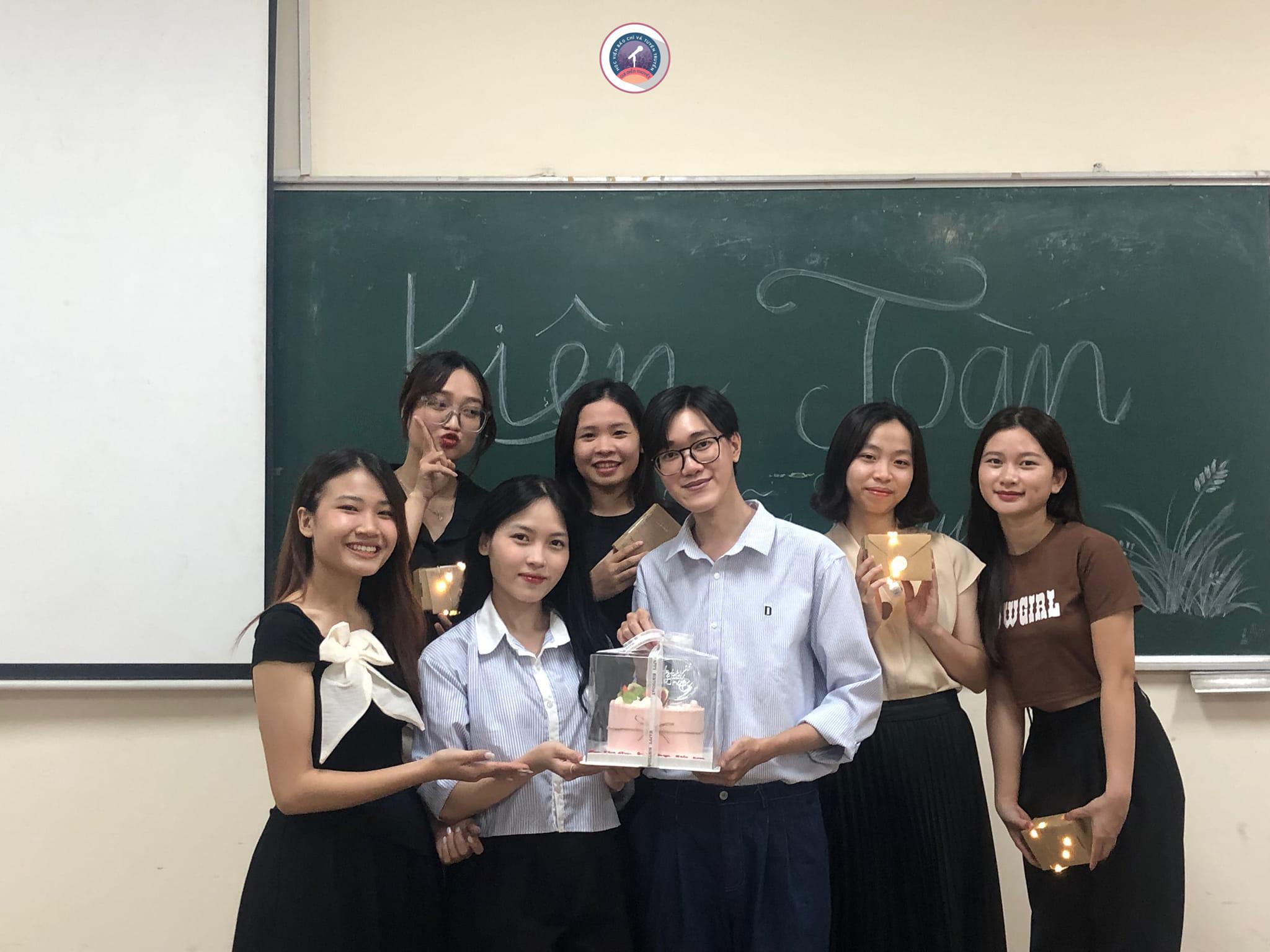 Hình ảnh hoạt động của CLB CLB DIỄN THUYẾT AJC với URL: https://edus3.leaderbook.com/prod/upload/img/66cca06585307a005209d8fa-448678152_982849597174860_4447954429854026796_n.jpg