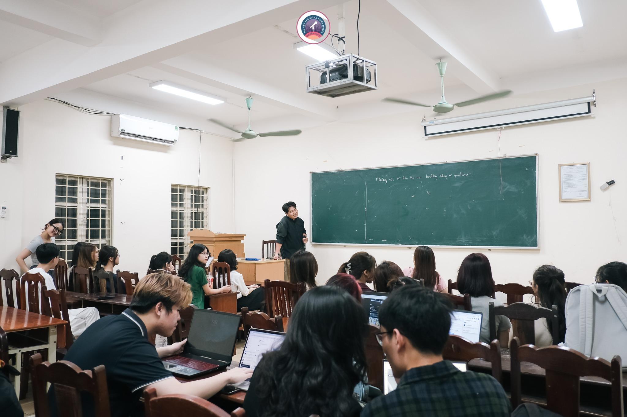 Hình ảnh hoạt động của CLB CLB DIỄN THUYẾT AJC với URL: https://edus3.leaderbook.com/prod/upload/img/66cca06585307a005209d8fa-448678152_982849597174860_4447954429854026796_n.jpg