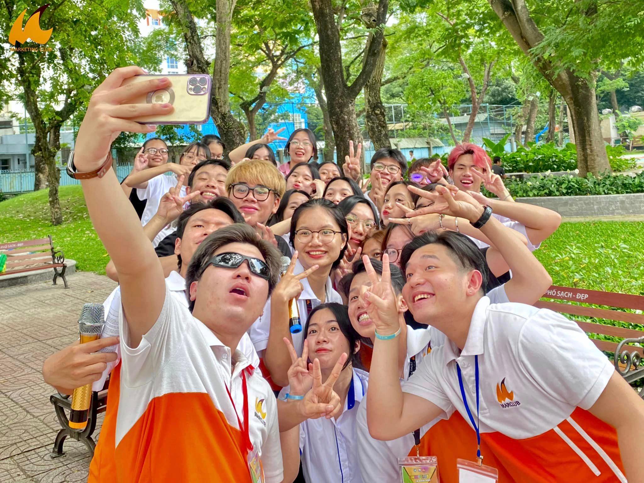 Hình ảnh hoạt động của CLB Marketing Club với URL: https://edus3.leaderbook.com/prod/upload/img/66ed4ac7aa37860051d4ff1e-397817898_644936184483685_4450916886006849793_n.jpg