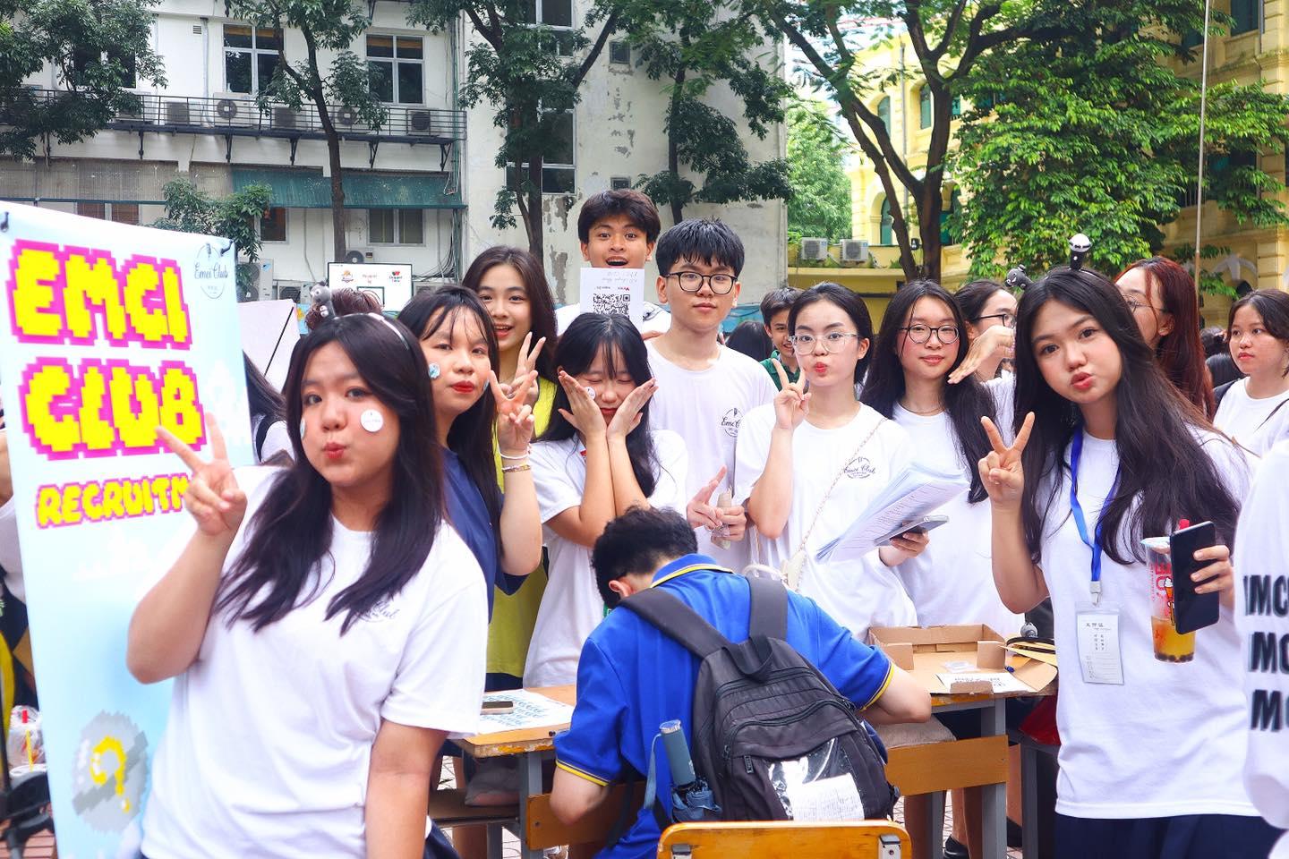 Hình ảnh hoạt động của CLB EMCI CLUB - CLB MC THPT VIỆT ĐỨC với URL: https://edus3.leaderbook.com/prod/upload/img/6723a0a031d79400521fdca4-464597953_1135956305198340_3081618177326592105_n.jpg