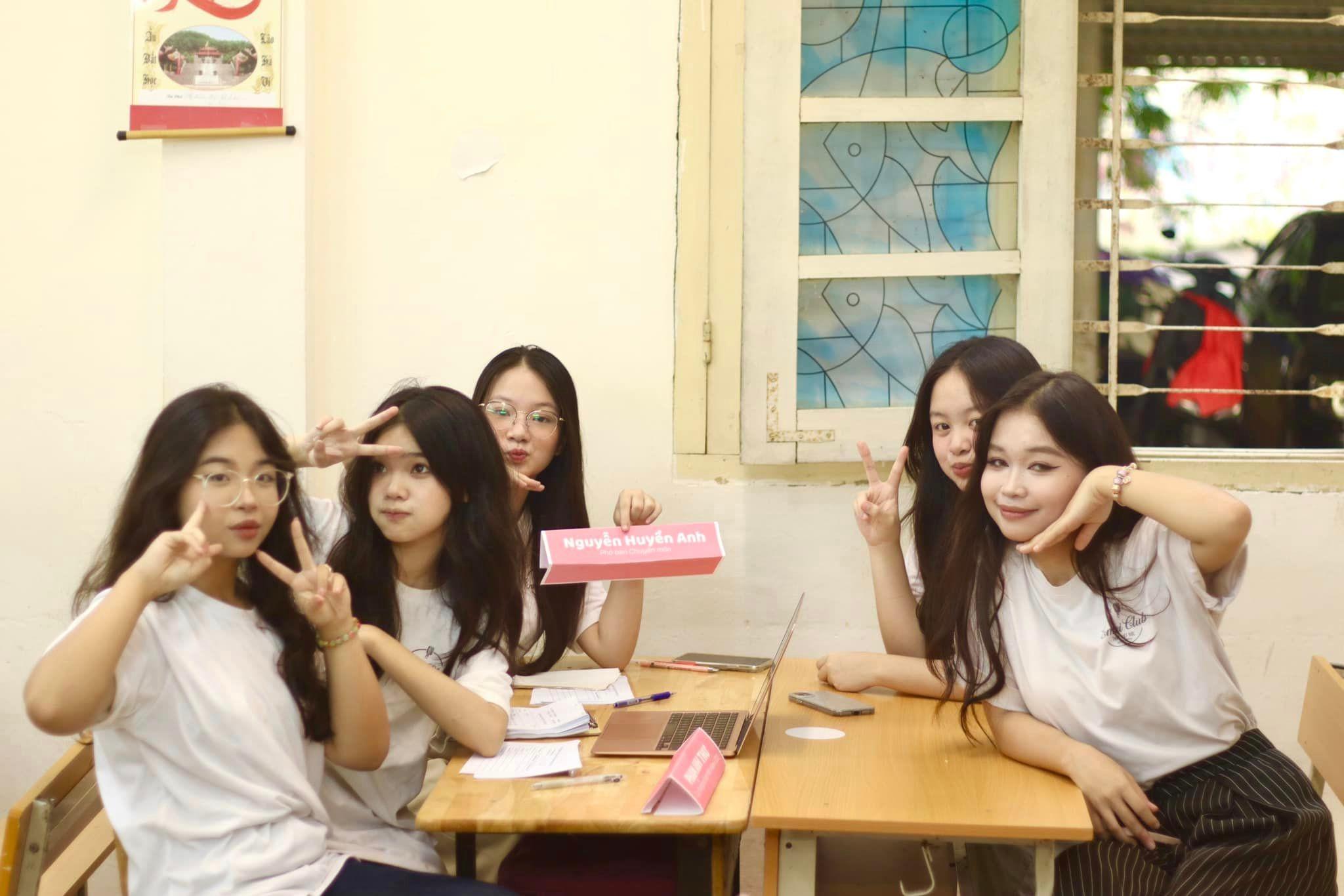 Hình ảnh hoạt động của CLB EMCI CLUB - CLB MC THPT VIỆT ĐỨC với URL: https://edus3.leaderbook.com/prod/upload/img/6723a0a031d79400521fdca4-464597953_1135956305198340_3081618177326592105_n.jpg