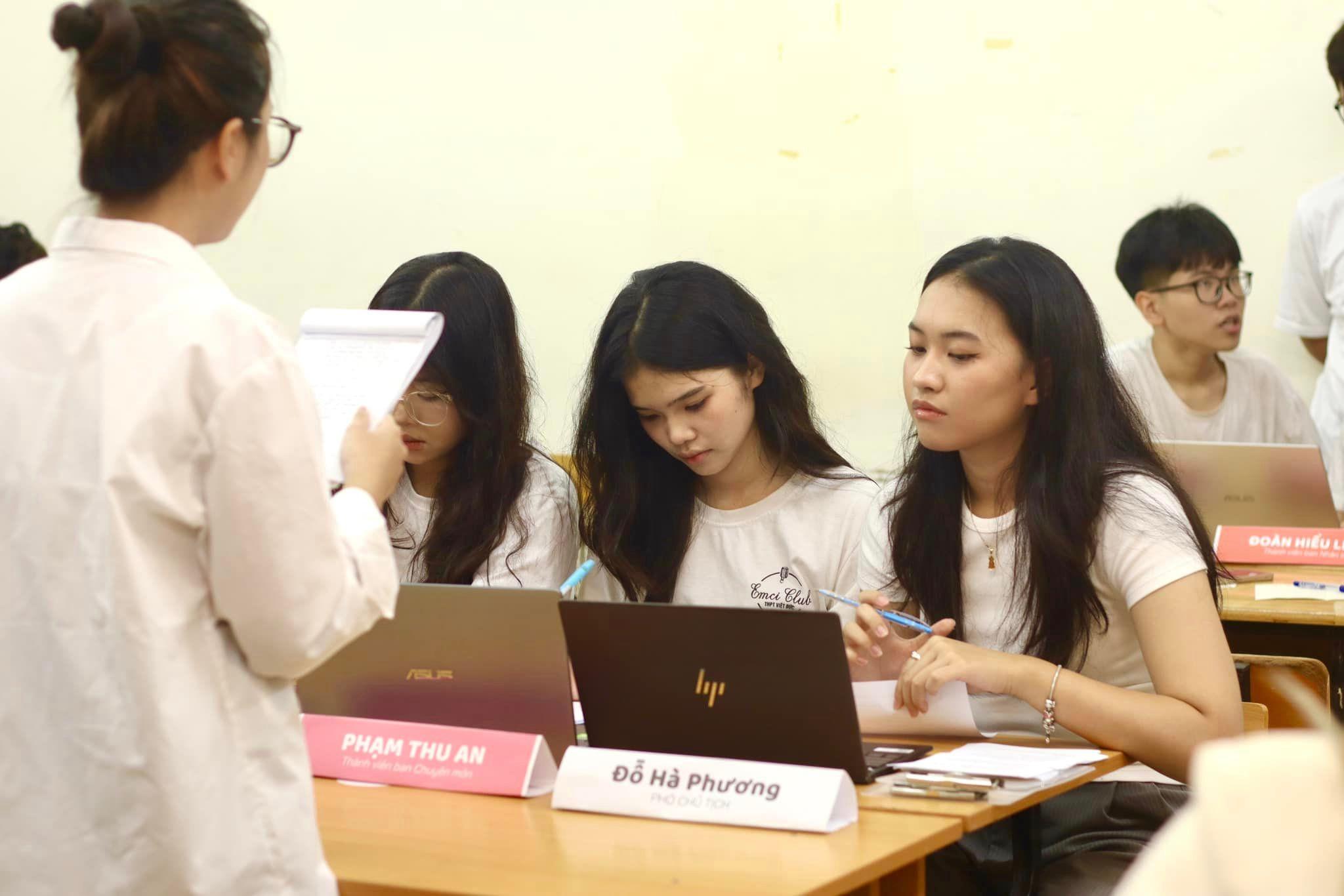 Hình ảnh hoạt động của CLB EMCI CLUB - CLB MC THPT VIỆT ĐỨC với URL: https://edus3.leaderbook.com/prod/upload/img/6723a0a031d79400521fdca2-458274568_1093598079434163_2528655902744361774_n.jpg