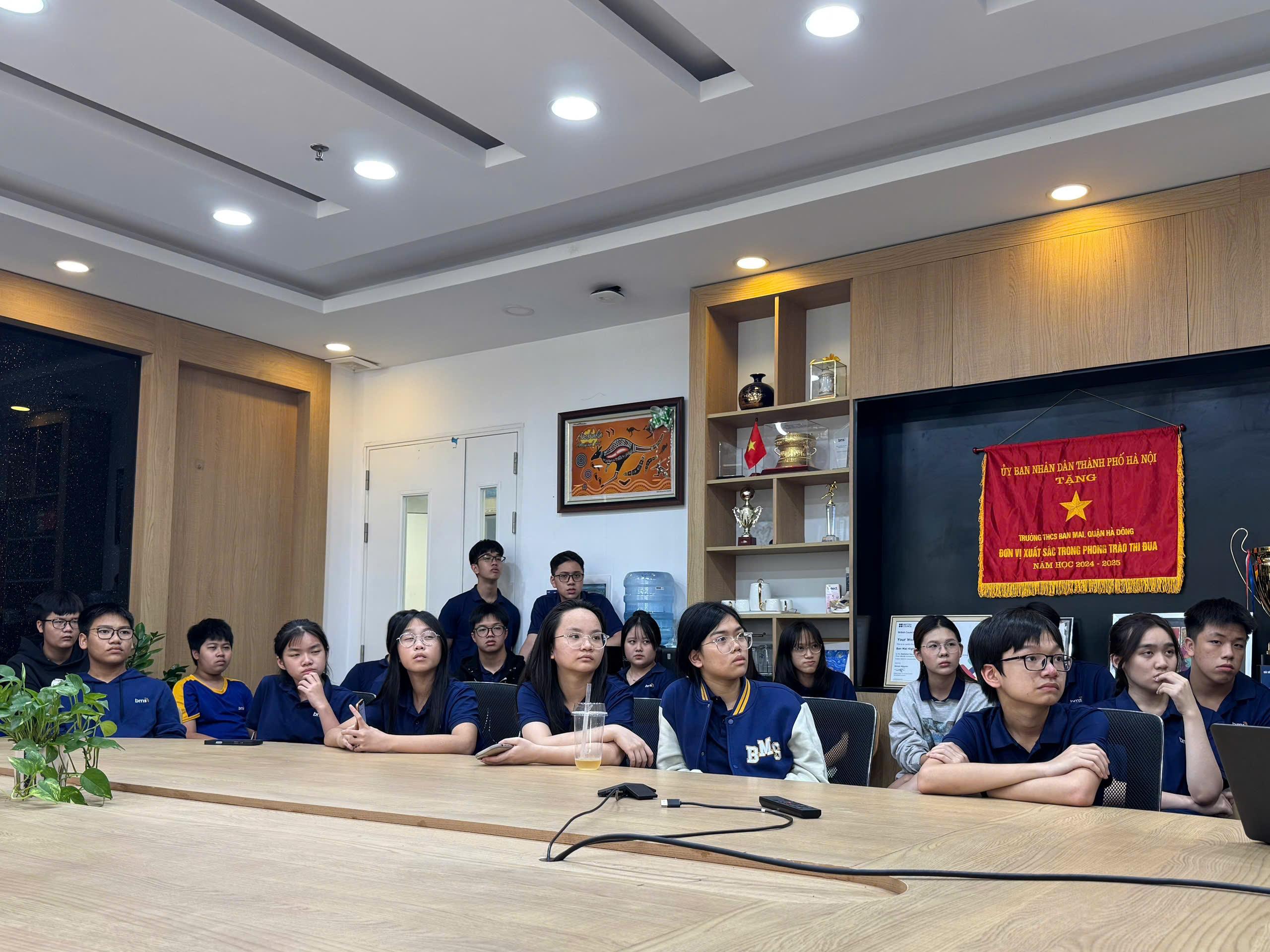 Hình ảnh hoạt động của CLB Stellaris với URL: https://edus3.leaderbook.com/prod/upload/img/69ccfa16517835005352ccc3-z7680907632730_7b1351fd76b34c68cd7b4b6c10da3a09.jpg