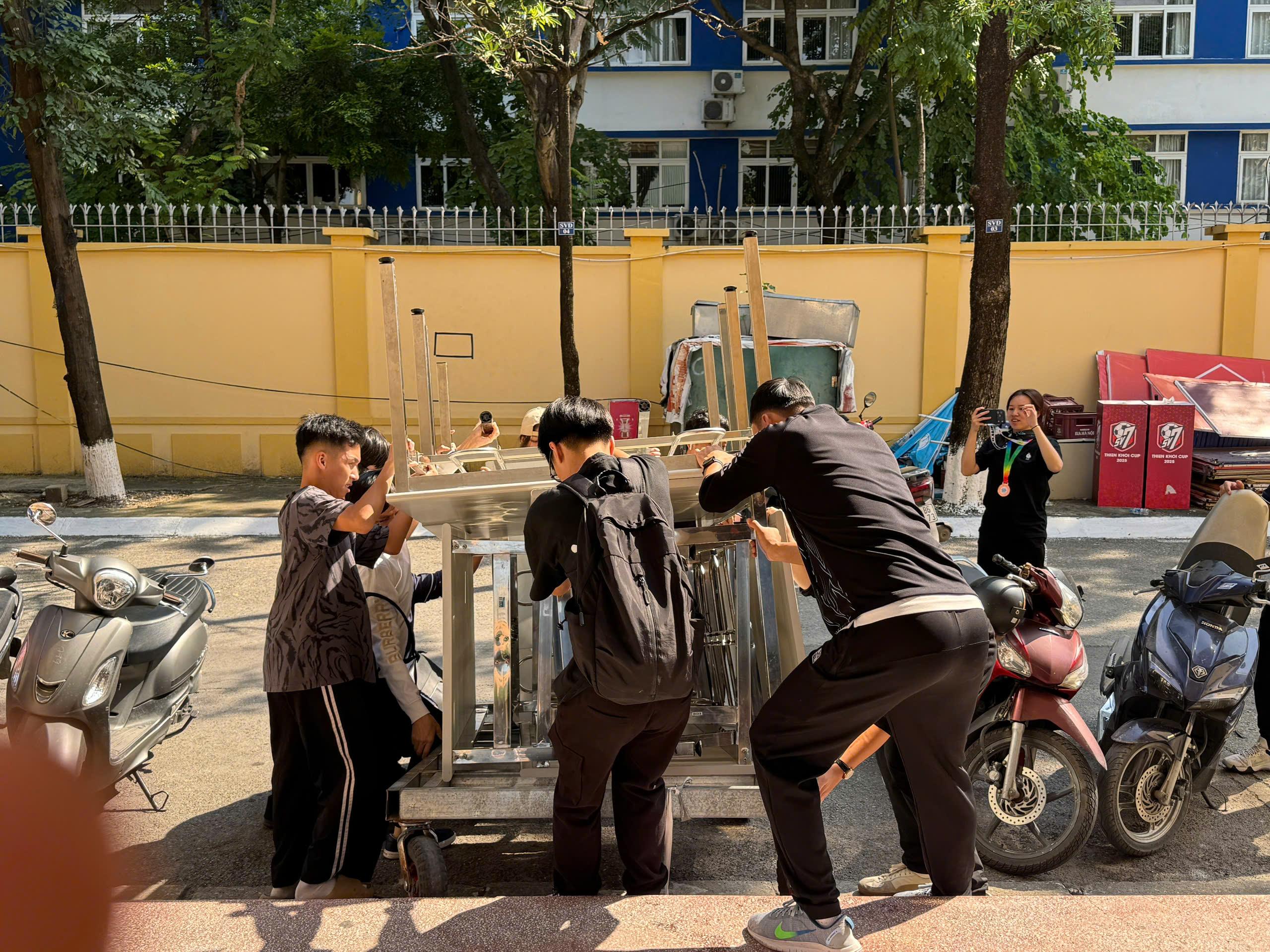 Hình ảnh hoạt động của CLB Stellaris với URL: https://edus3.leaderbook.com/prod/upload/img/69ccfa16517835005352ccc3-z7680907632730_7b1351fd76b34c68cd7b4b6c10da3a09.jpg