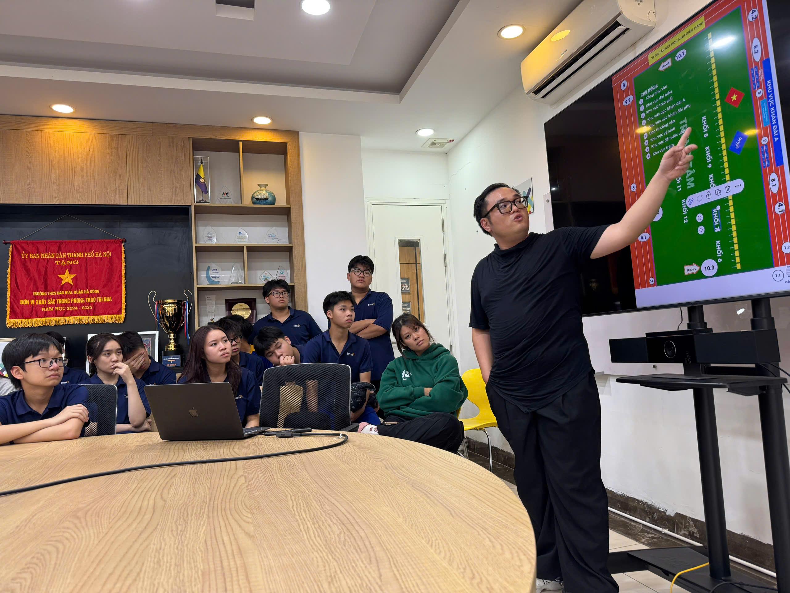 Hình ảnh hoạt động của CLB Stellaris với URL: https://edus3.leaderbook.com/prod/upload/img/69ccfa21517835005352cccf-z7680907635635_de4e63cebafffdf88e8e234425282f21.jpg