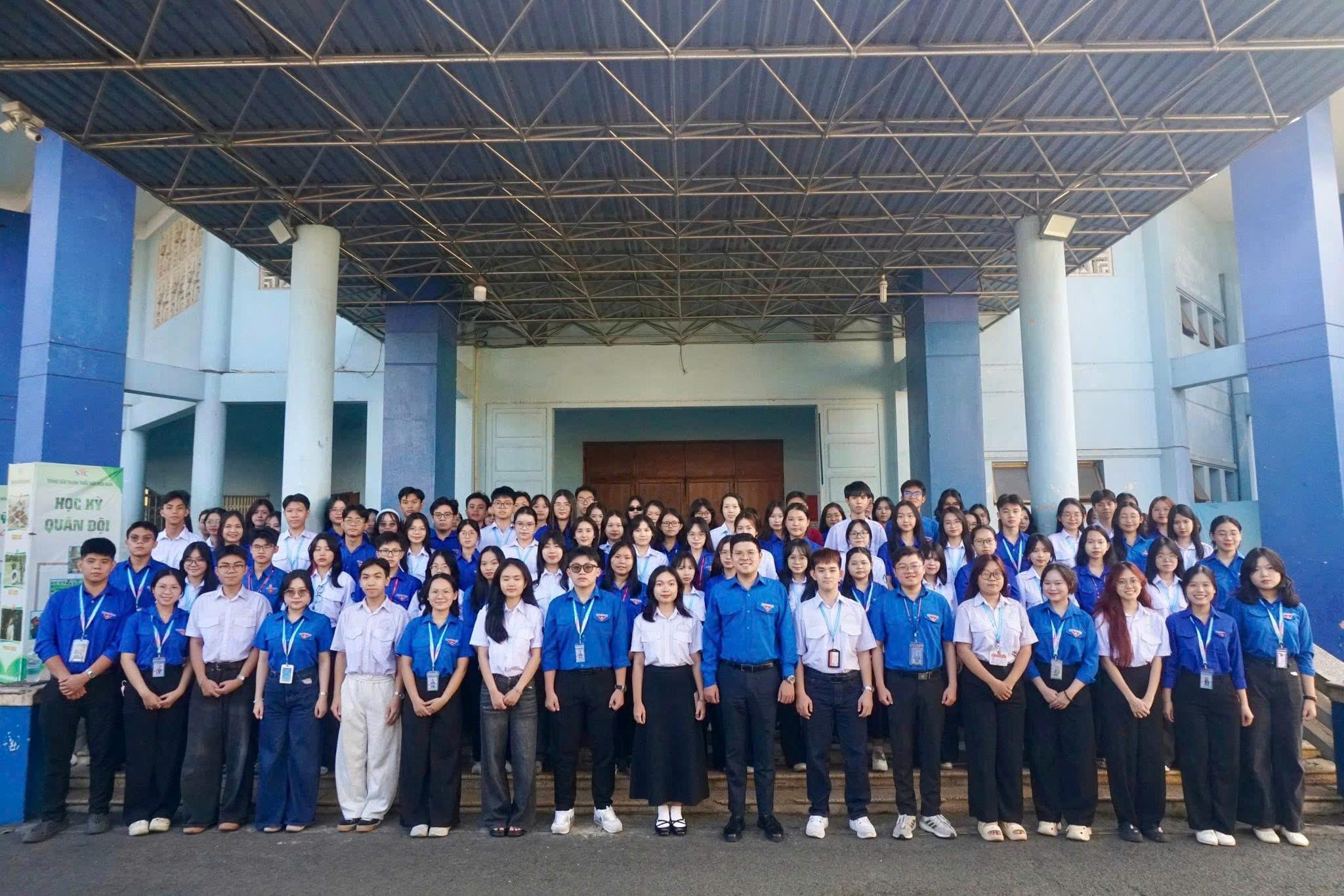 Hình ảnh hoạt động của CLB Đoàn Thanh niên trực thuộc Trường Đại học Ngoại Thương Phân hiệu Thành phố Hồ Chí Minh với URL: https://edus3.leaderbook.com/prod/upload/img/69db620f3d2e1a005419929b-z7717656621781_c861391fbff10f9e6cd3ca0d0045b30e.jpg